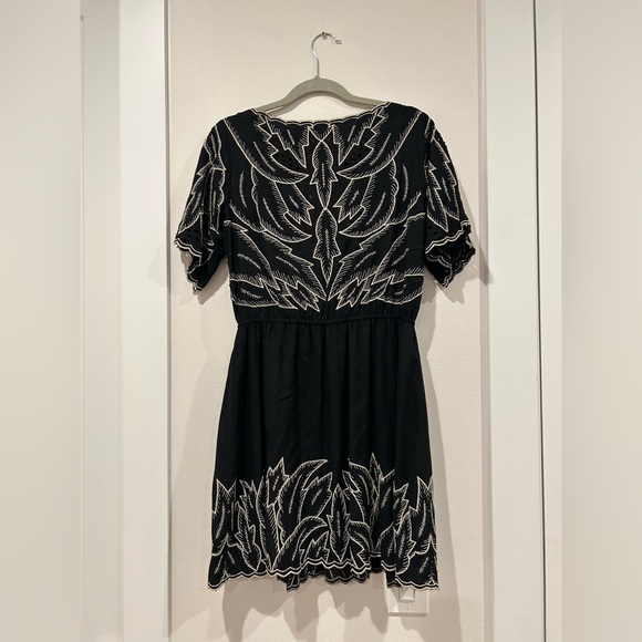 Alice + Olivia Kelsi black/white embroidered scalloped mini dress sz 8 - Picture 6 of 6